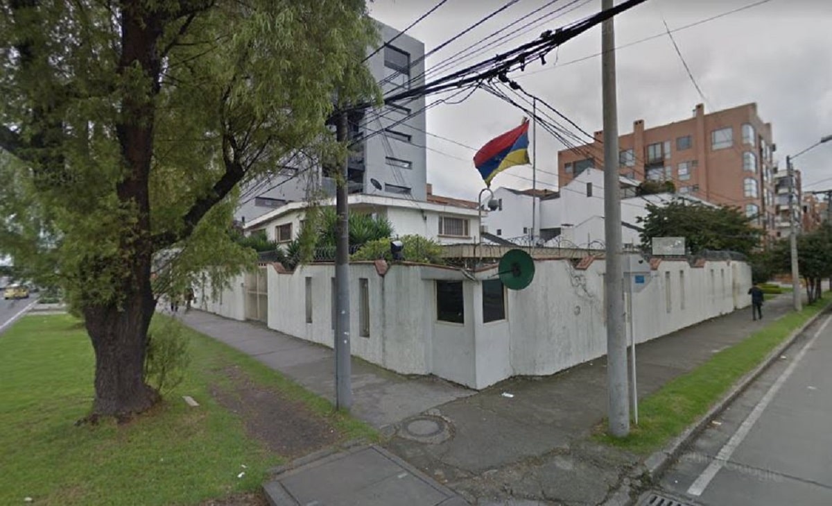 Photo of the Venezuelan consulate in Bogota in May 2019, according to Google View. Just a few days after the vandalization began. You can see how the vandals put the Venezuelan flag upside down.