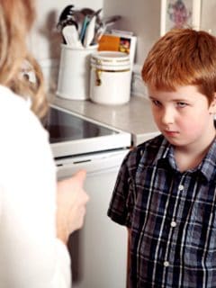 Regaño a niño.