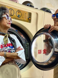 Abuelos de lavandería modelan ropa que nadie recogió