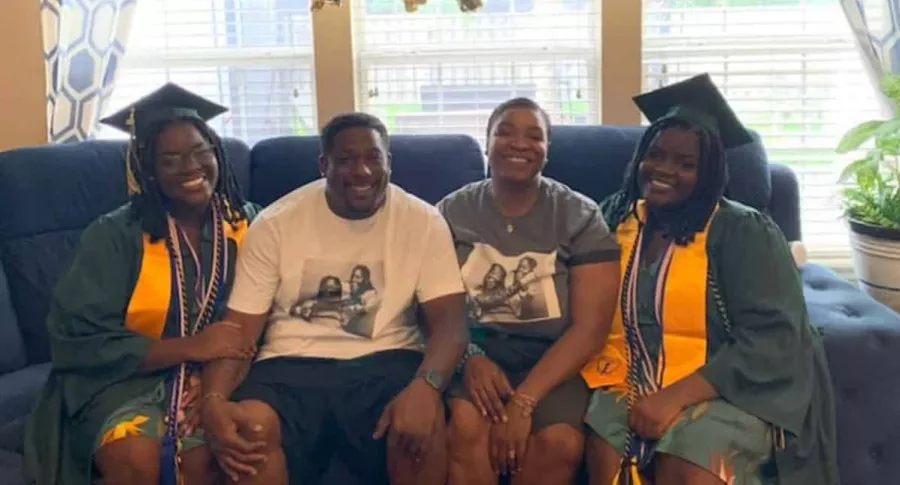 Vecino racista le deja nota discriminatoria a familia por exhibir fotos de la graduación de sus hijas.