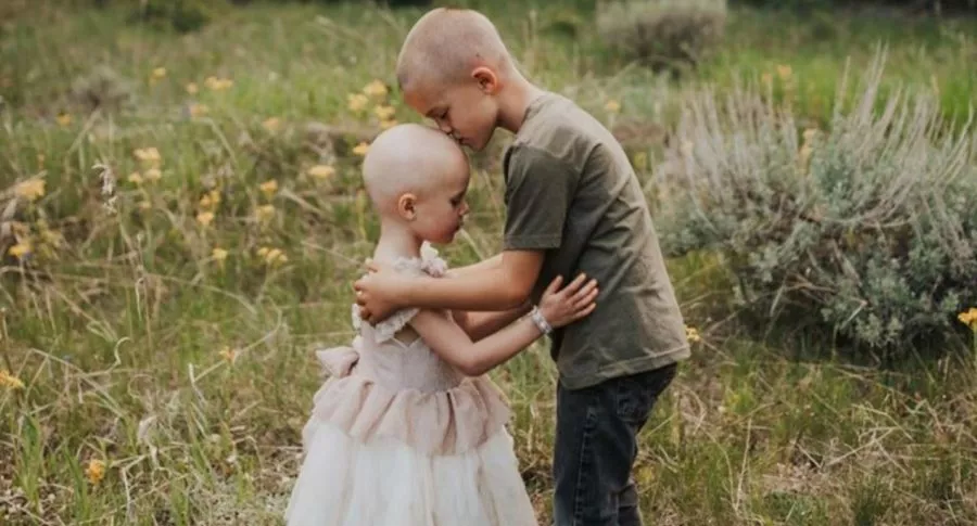Fotos: Niño deja que su hermana con cáncer le rape la cabeza