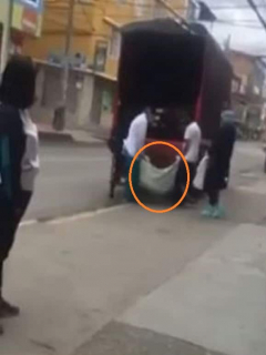 Trasladan cuerpo sospechoso de coronavirus en camión