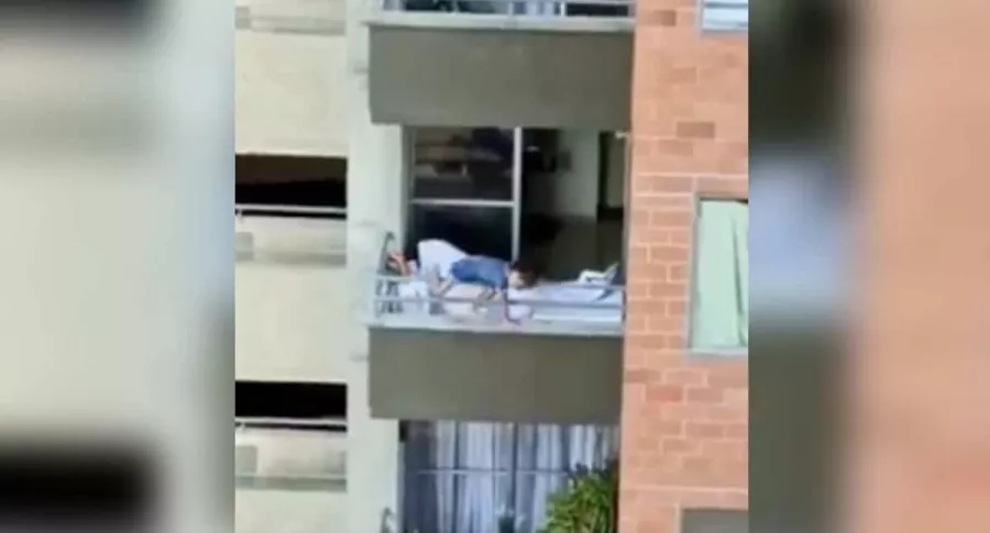 Captan a niña jugando al borde del balcón de un edificio, en Antioquia.