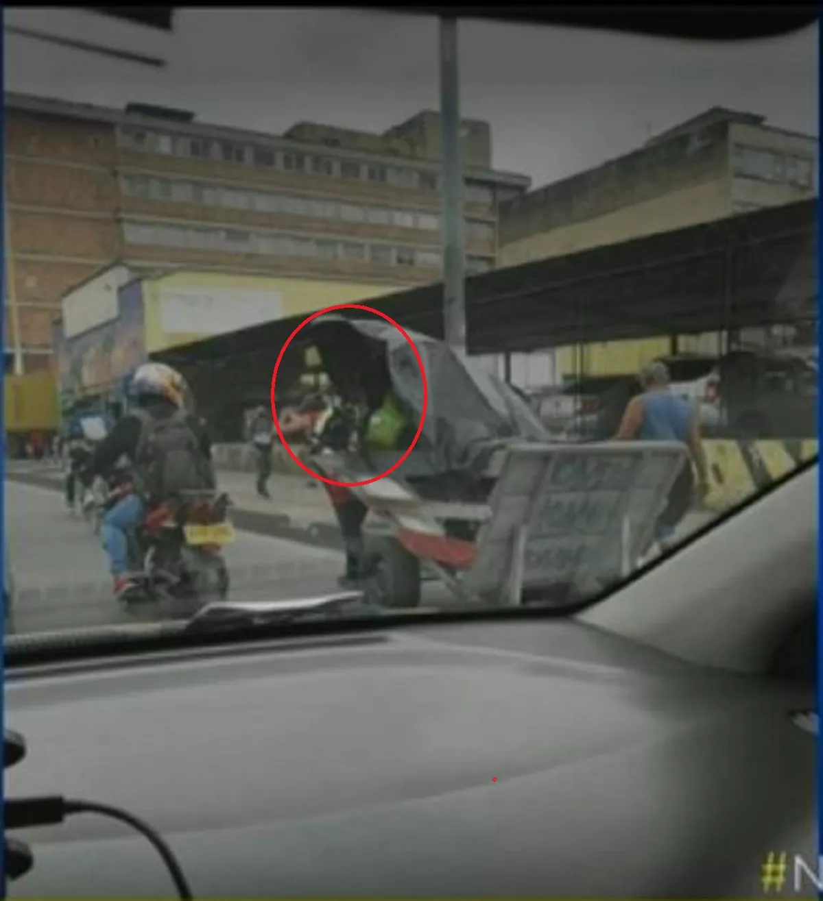 Reciclador con moto de la Policía en su carreta en Bogotá
