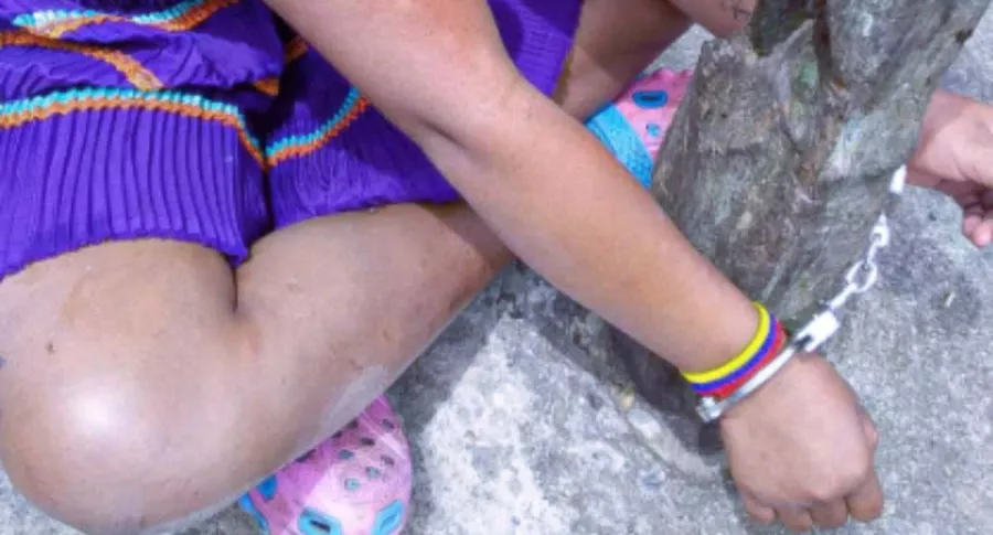 A niña indígena la esposaron a un palo y le raparon la cabeza, en Antioquia.