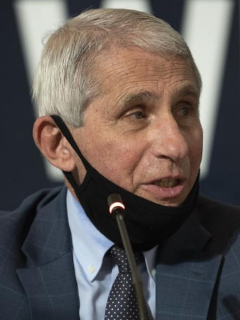 Anthony Fauci recomienda uso de careta y gafas.