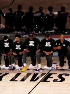 Jugadores de NBA, arrodillados durante himno de Estados Unidos