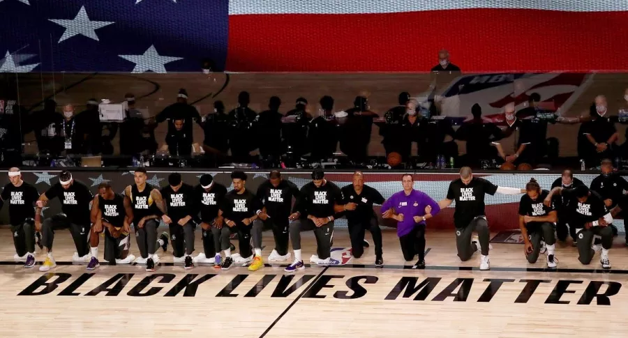 Jugadores de NBA, arrodillados durante himno de Estados Unidos