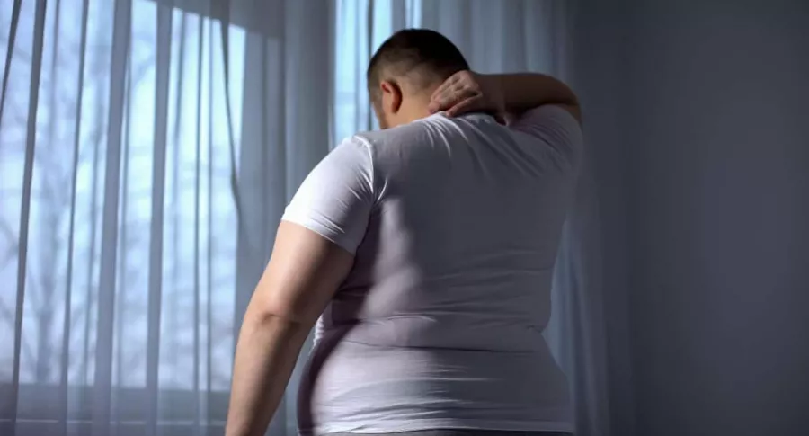 Hombre obeso se salva de ir a prisión gracias a su peso.