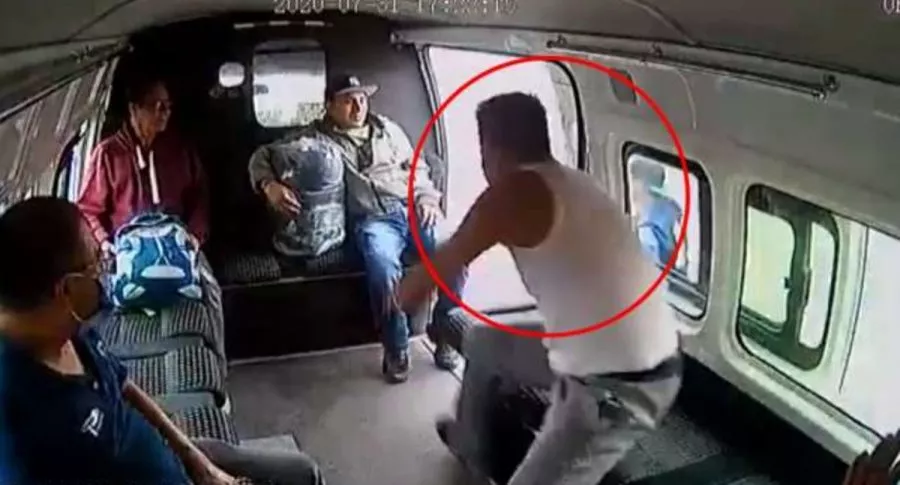 Videos: brutal paliza a ladrón dentro de un colectivo