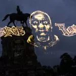 Holograma de George Floyd sobre monumento nacional.