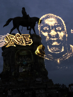 Holograma de George Floyd sobre monumento nacional.