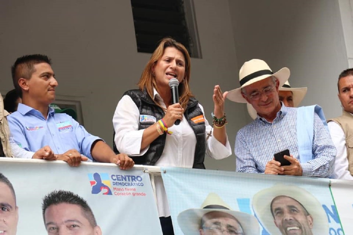 Paola Holguín pide a reserva activa que ayude a defender a Uribe
