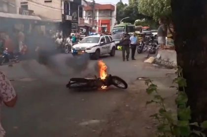 En Neiva, hombre salió a almorzar, lo confundieron con un ladrón... y le prendieron fuego a su moto