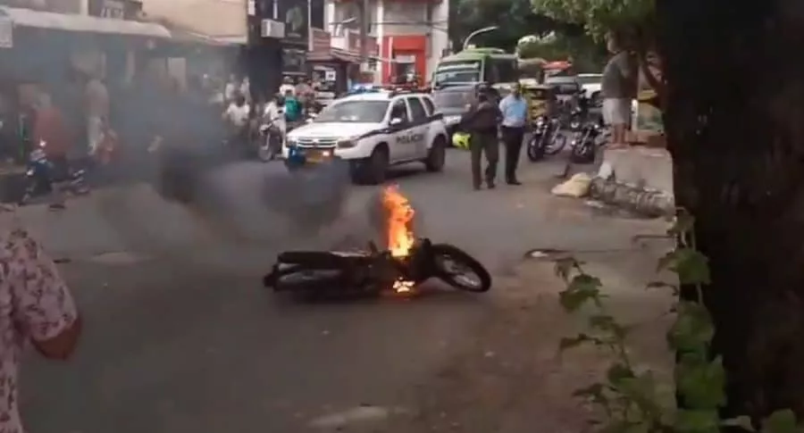 En Neiva, hombre salió a almorzar, lo confundieron con un ladrón... y le prendieron fuego a su moto