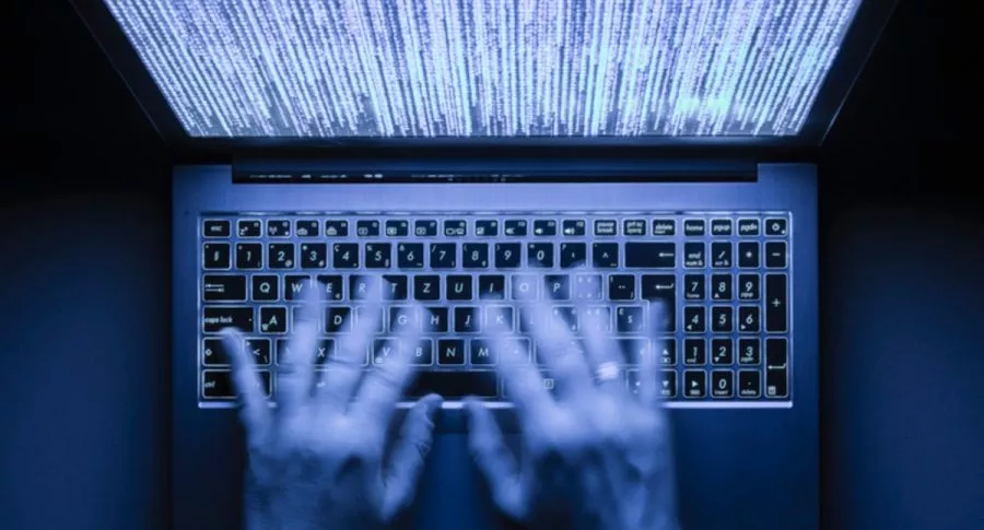 Videos porno interrumpen audiencia virtual de hacker de Twitter