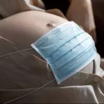 Mujer embarazada con COVID-19