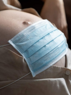 Mujer embarazada con COVID-19