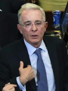 Álvaro Uribe Vélez debe pagar millonaria caución