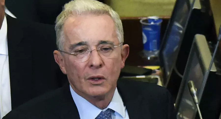 Álvaro Uribe Vélez debe pagar millonaria caución