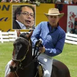 Proponen donar plata para pagar caución de Álvaro Uribe y Petro dice que Uribe paga con 3 vacas y un caballo