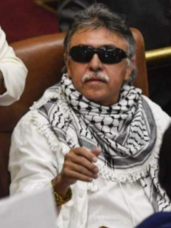 Jesús Santrich y Álvaro Uribe