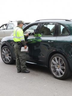 Policía devuelve a conductores a la salida de Bogotá