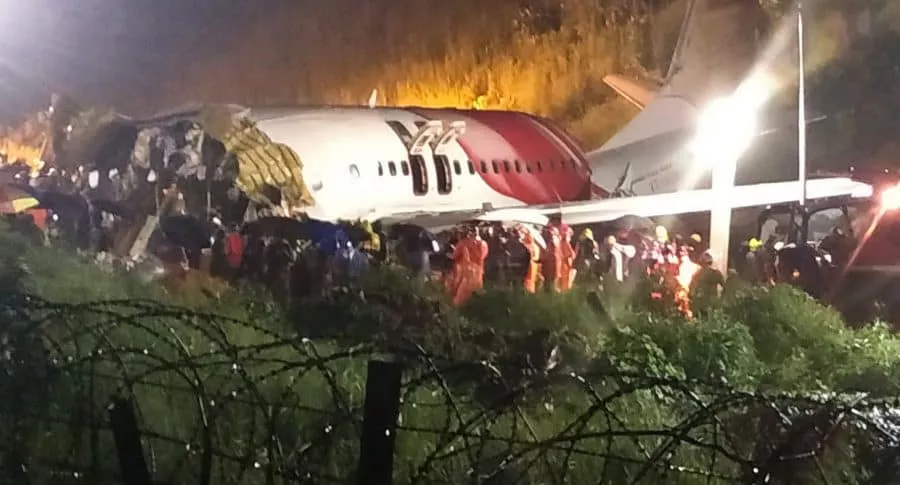 Reportan 14 muertos y más de 80 heridos, por avión que se partió en dos, en India