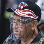 Hombre con gorra alusiva a la bandera de EE.UU.