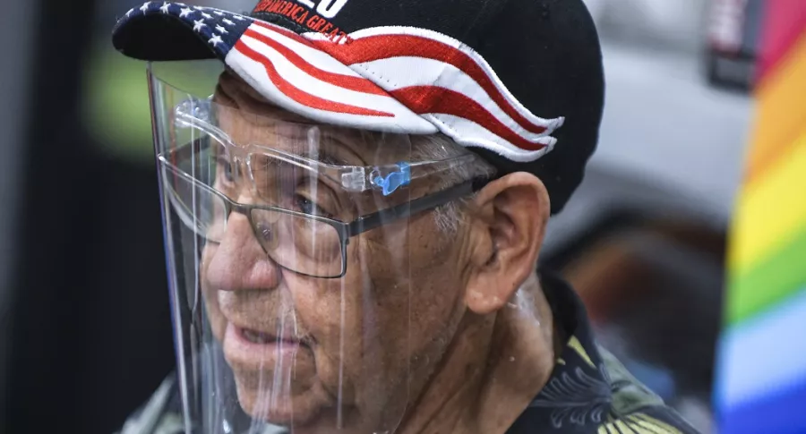 Hombre con gorra alusiva a la bandera de EE.UU.