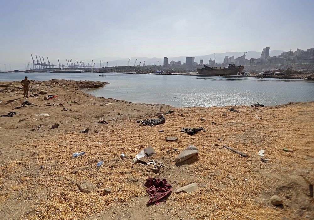 Un rescatista de la defensa civil libanesa junto al cráter de la explosión que el pasado 4 de agosto sacudió a Beirut y se sintió hasta en la isla de Chipre. AFP.