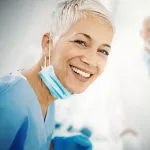 Paciente sonriendo tapabocas