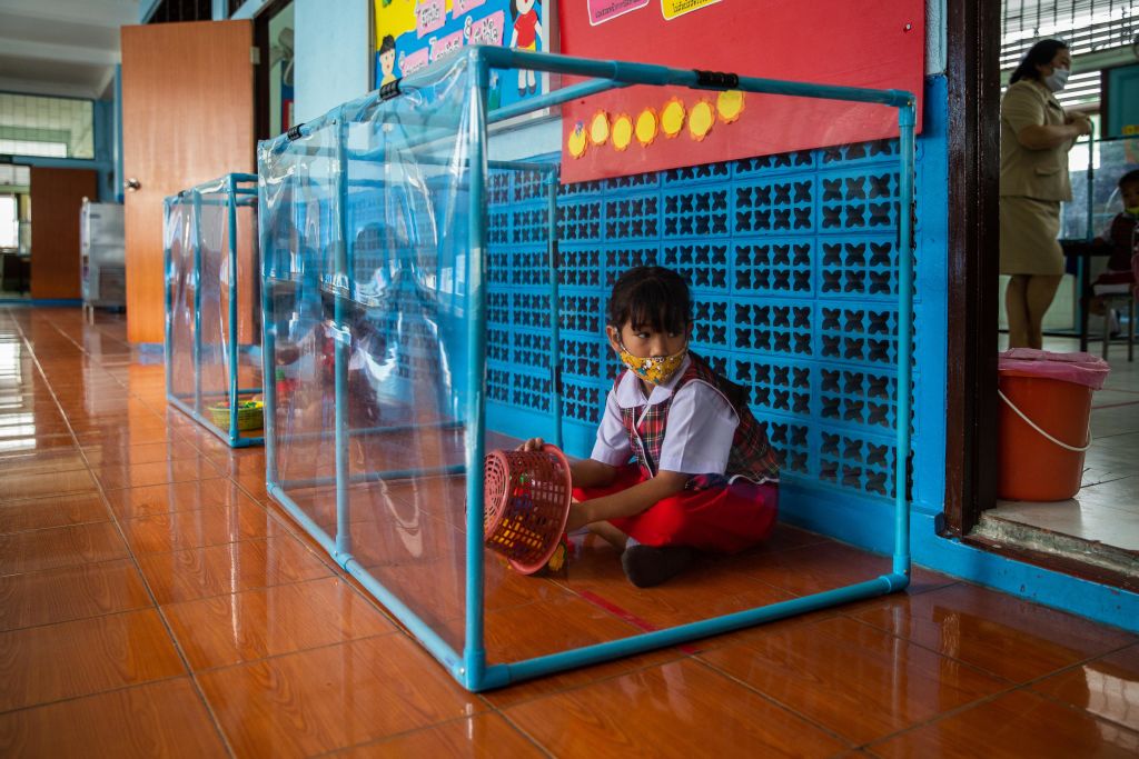 Fotos de niños jugando en 'jaulas' de plástico en Tailandia
