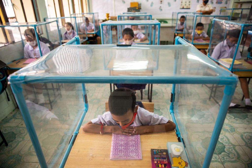 Fotos de niños jugando en 'jaulas' de plástico en Tailandia