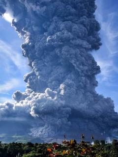 Erupción del volcán Sinabung, en Indonesia, creó columna de ceniza de 4,5 kilómetros.