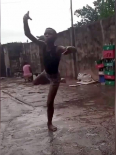 Niño recibió beca de baile luego de que video de él haciendo ballet bajo la lluvia se viralizara.