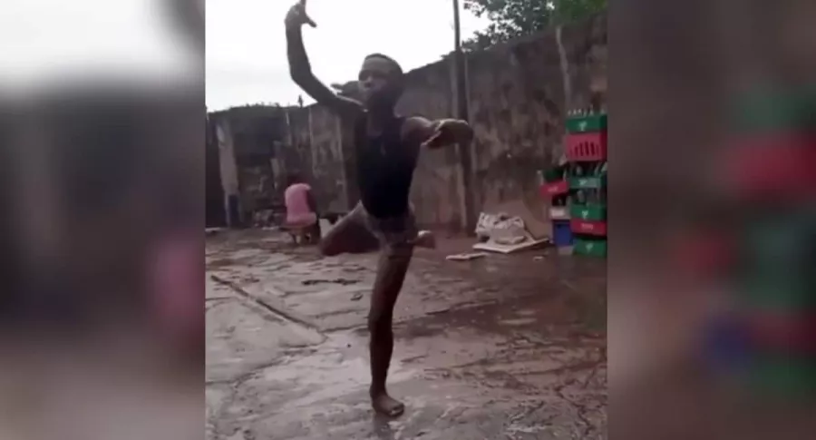 Niño recibió beca de baile luego de que video de él haciendo ballet bajo la lluvia se viralizara.