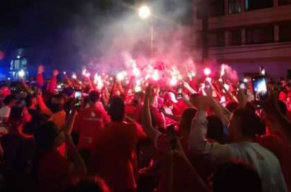 Hinchas de América despidiendo a Gabriel Ochoa Uribe