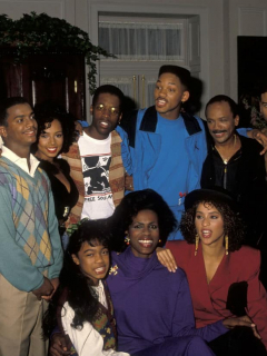Joseph Marcell, James Avery, Alfonso Ribeiro, Tyler Collins, Kadeem Hardison, Will Smith, Quincy Jones, Al B. Sure!, Tatyana Ali, Janet Hubert y Karyn Parsons en una pausa de las grabaciones de ‘El príncipe del rap’, en 1990.