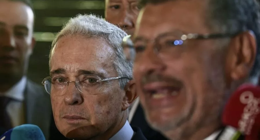 Álvaro Uribe y su defensor Jaime Granados