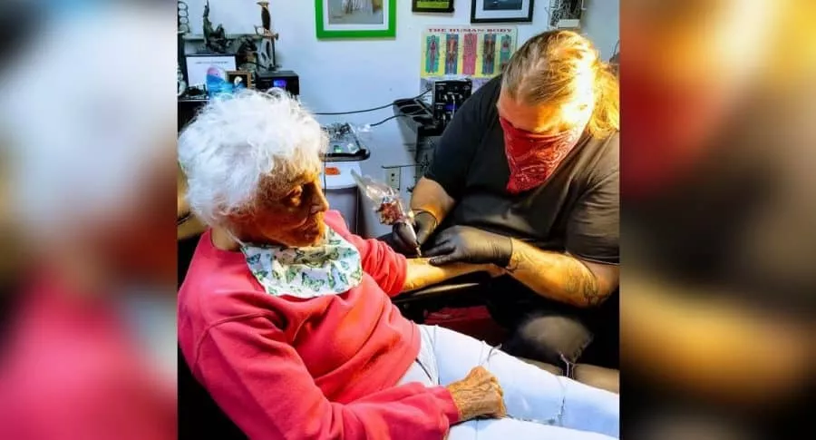 Abuela de 103 años se hizo un tatuaje para celebrar el fin de la cuarentena.
