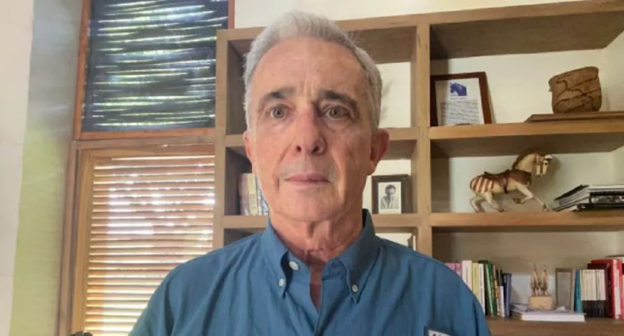Álvaro Uribe reseñado como preso
