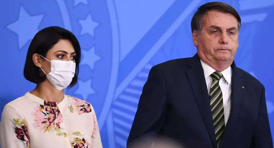 Jair Bolsonaro y su esposa, cuya abuela murió de coronavirus.