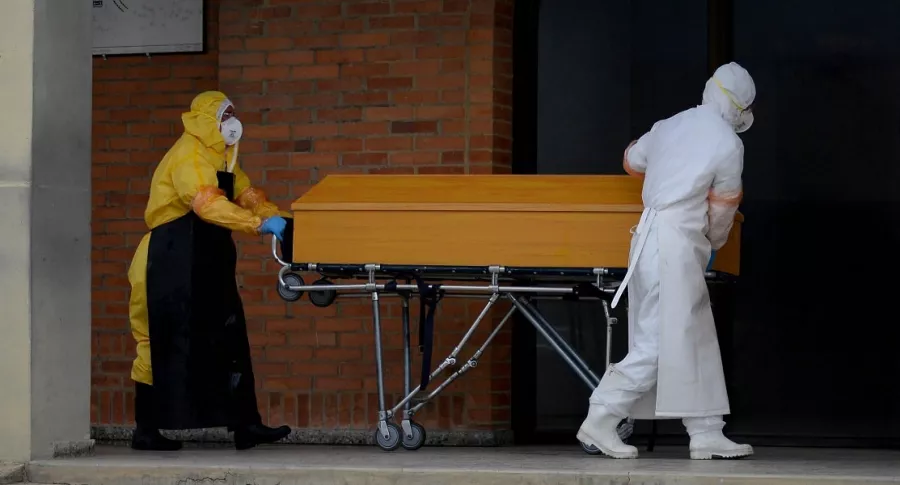 Cadáver de una víctima de COVID-19 siendo llevado a un horno crematorio en Colombia