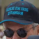 Uribista durante marchas en apoyo a Álvaro Uribe por su detención domiciliaria