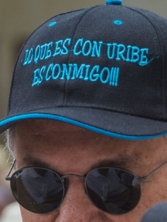 Uribista durante marchas en apoyo a Álvaro Uribe por su detención domiciliaria