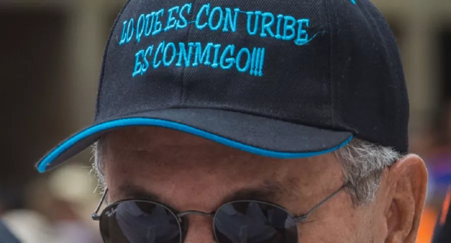 Uribista durante marchas en apoyo a Álvaro Uribe por su detención domiciliaria