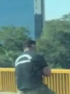 Policía lee la biblia para evitar que joven se suicide