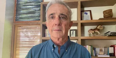 Álvaro Uribe el día que lo reseñaron como preso con un número que cayó en la Lotería del Valle.