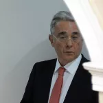 Encuesta dice que mayoría aprueba detención de Álvaro Uribe